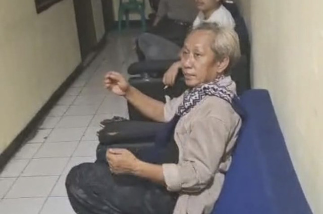 Pria paruh baya di Kabupaten Bogor diamankan ke kantor polisi karena mengaku habib dan mencuri sarung santri. Foto: Dok. Polsek Caringin