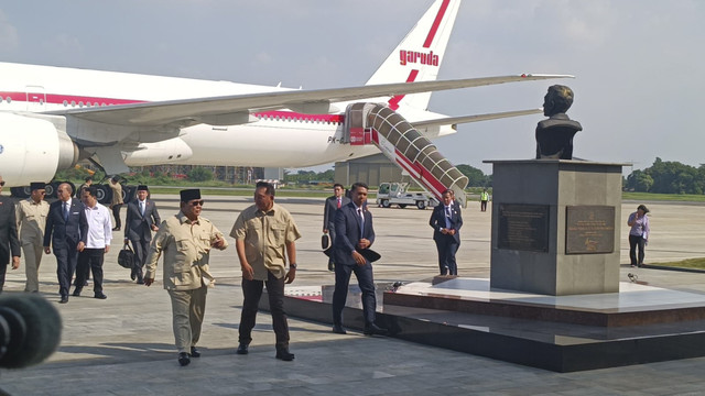 Presiden Prabowo Subianto tiba di Pangkalan Udara TNI AU Halim Perdanakusuma, Jakarta, Selasa (14/10/2025). Foto: Zamachsyari/kumparan