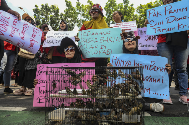 Sejumlah pedagang Pasar Hewan Barito membawa poster saat berunjuk rasa di depan Balai Kota DKI Jakarta, Selasa (14/10/2025). Foto: Hafidz Mubarak A/ ANTARA FOTO