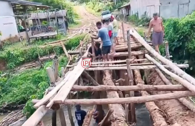 Kondisi terkini jembatan di Desa Bengawan Ampar, Kecamatan Kuala Behe, Kabupaten Landak, Kalimantan Barat. Foto: Dok. Instagram @landakpusatinformasi