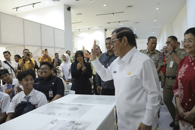Gubernur DKI Jakarta Pramono Anung saat pameran Festival Pustakarsa 2025 di Taman Ismail Marzuki, Menteng, Jakarta Pusat, Selasa (14/10/2025). Foto: Dok. Pemprov DKI Jakarta