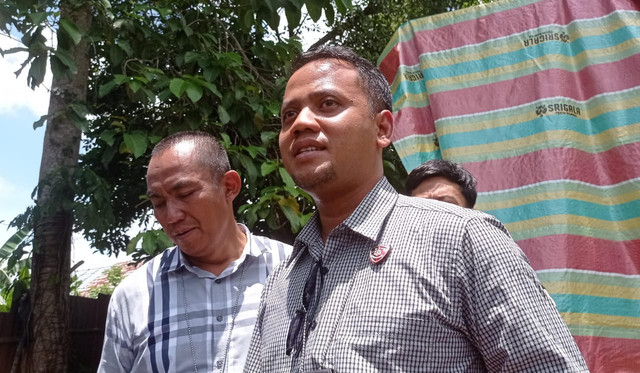 Kasatreskrim Polrestabes Palembang AKBP Andrie Setiawan seusai melakukan proses ekshumasi atau pembongkaran makam untuk mengautopsi jenazah di TPU Talang Petai, Kecamatan Plaju Darat, Selasa (14/10/2025). Foto : Abdullah Toriq/Urban Id