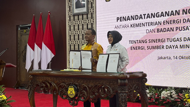 Penandatanganan Nota Kesepahaman tentang Sinergi Tugas dan Fungsi di Bidang Energi, Sumber Daya Mineral, dan Statistik oleh Menteri ESDM dan Kepala BPS, Selasa (14/10/2025). Foto: Fariza Rizky Ananda/kumparan
