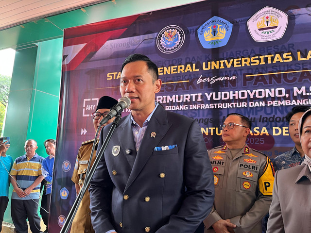 Menteri Koordinator Bidang Infrastruktur dan Pembangunan Kewilayahan, Agus Harimurti Yudhoyono (AHY) usai mengisi Stadium General di GSG Unila | Foto : Eka Febriani / Lampung Geh