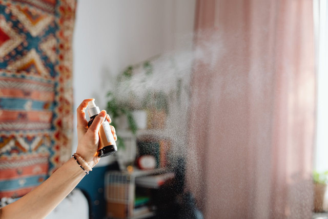 Ilustrasi menyemprot parfum sebagai contoh proses difusi. Foto: Pexels