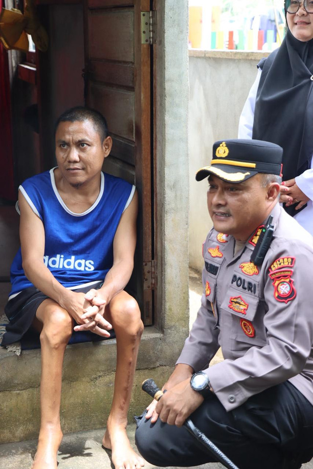 Kapolres Melawi AKBP Harris Batara Simbolon bersama salah satu penerima bantuan kursi roda. Foto: Dok. Polres Melawi