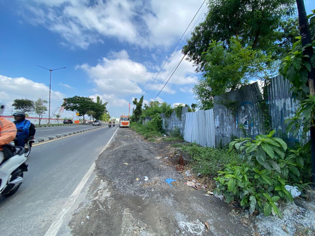 Area bekas pembuangan sampah liar di tepi Jalan Ring Road Utara Sleman, Kronggahan, terlihat tertutup pagar seng, Senin (13/10). Foto: Pandangan Jogja/ Resti Damayanti
