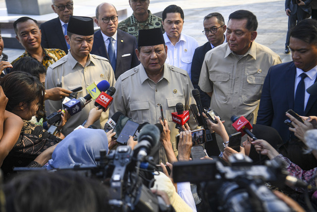 Presiden Prabowo Subianto memberikan keterangan kepada wartawan usai tiba di Bandara Halim Perdanakusuma, Jakarta, Selasa (14/10/2025). Foto: Muhammad Adimaja/ANTARA FOTO