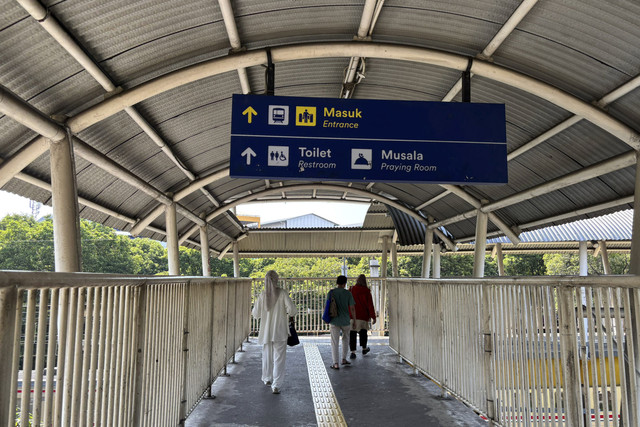 Suasana jembatan penyeberangan Stasiun Palmerah, Jakarta pada Selasa (14/10/2025). Foto: Amira Nada Fauziyyah/kumparan