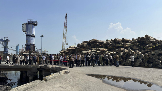 Satgas PKH amankan 4.610 meter kubik kayu bulat ilegal asal Hutan Sipora, Kepulauan Mentawai, di Pelabuhan Gresik, Jawa Timur, Selasa (14/10/2025). Foto: Kejagung