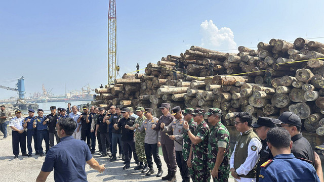 Satgas PKH mengamankan 4.610 meter kubik kayu bulat ilegal asal Hutan Sipora, Kepulauan Mentawai, di Pelabuhan Gresik, Jawa Timur, Selasa (14/10/2025). Foto: Kejagung
