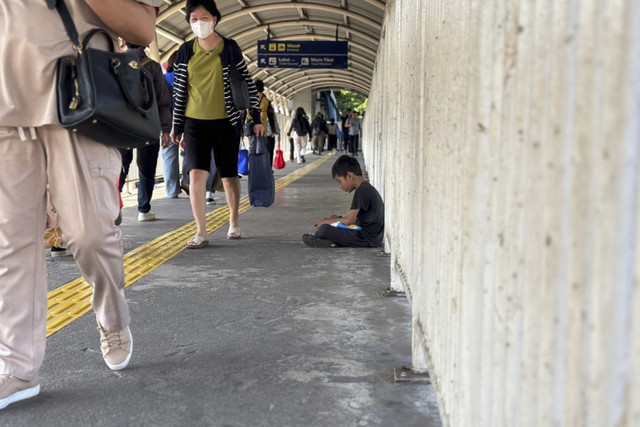 Decky di jembatan Stasiun Palmerah, Jakarta (14/10/2025). Foto: Amira Nada Fauziyyah/kumparan