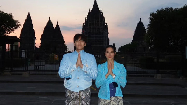 Pevita Pearce dan Ji Chang Wook berpose di depan Candi Prambanan, Jawa Tengah, pakai baju tradisional. Foto: Instagram/pevpearce