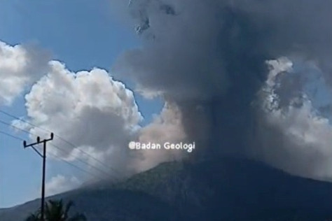 Erupsi Gunung Lewotobi Laki-laki, Rabu (15/10/2025). Foto: PVMBG
