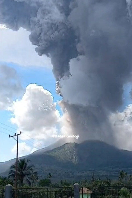 Erupsi Gunung Lewotobi Laki-laki, Rabu (15/10/2025). Foto: PVMBG