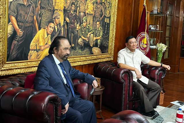 Surya Paloh bertemu Sjafrie Sjamsoeddin di kantor Kemhan, Jakarta Pusat, Rabu (15/10/2025). Foto: Rayyan Farhansyah/kumparan