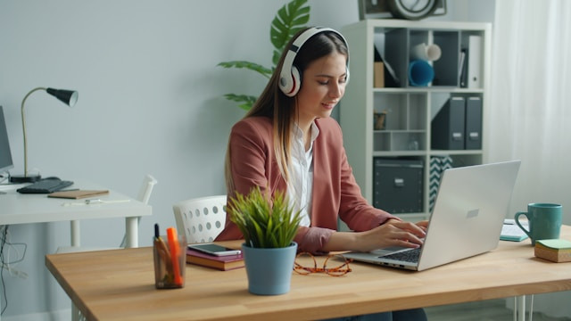 Ilustrasi lagu santai saat kerja. Sumber: Unsplash.