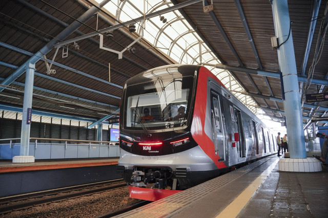 11 rangkaian kereta rel listrik (KRL) baru buatan China resmi beroperasi di wilayah Jabodetabek. Foto: KAI Commuter