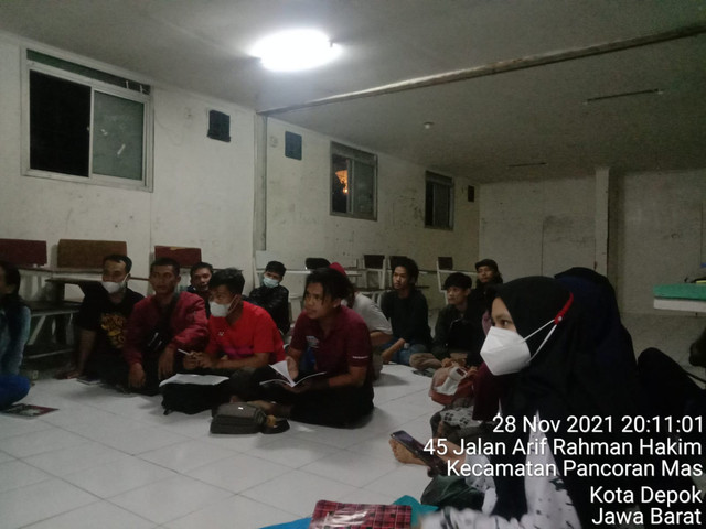 Sejumlah peserta didik Sekolah Master Paket C sedang mengikuti KBM di malam hari pada saat Covid-19. Sumber : Dokumentasi Relawan
