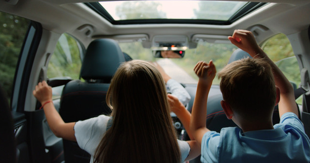 Ilustrasi road trip dengan ceria di mobil. Foto: Shutterstock