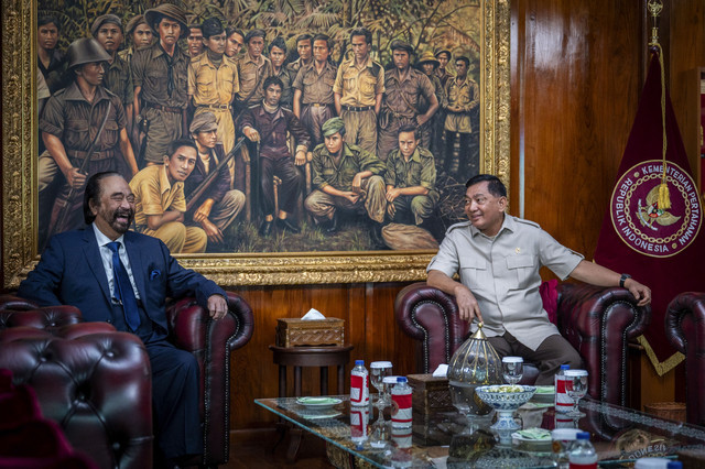 Menteri Pertahanan (Menhan) Sjafrie Sjamsoeddin (kanan) berbincang dengan Ketua Umum DPP Partai Nasdem Surya Paloh (kiri) saat melakukan pertemuan di Kementerian Pertahanan, Jakarta, Rabu (15/10/2025). Foto: Bayu Pratama S/ANTARA FOTO