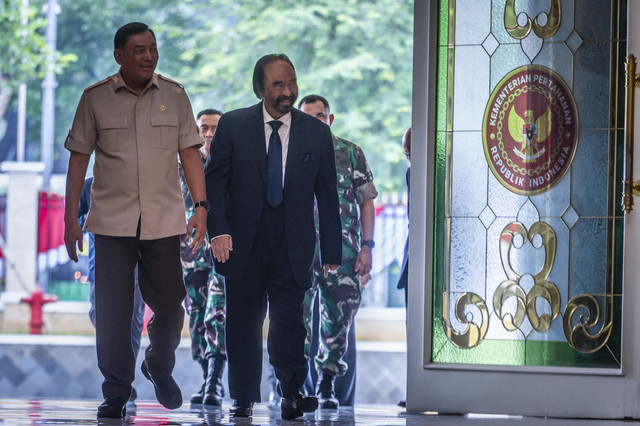 Menteri Pertahanan (Menhan) Sjafrie Sjamsoeddin (kiri) menyambut kedatangan Ketua Umum DPP Partai Nasdem Surya Paloh (kanan) di Kementerian Pertahanan, Jakarta, Rabu (15/10/2025). Foto: Bayu Pratama S/ANTARA FOTO