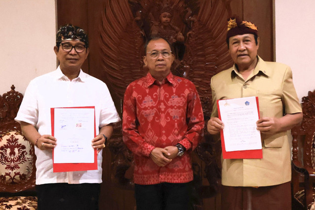 Gubernur Bali Wayan Koster, Bupati Badung I Wayan Adi Arnawa dan Komisaris Utama GWK Mayjen Purn. Foto: Dok. Pemprov Bali