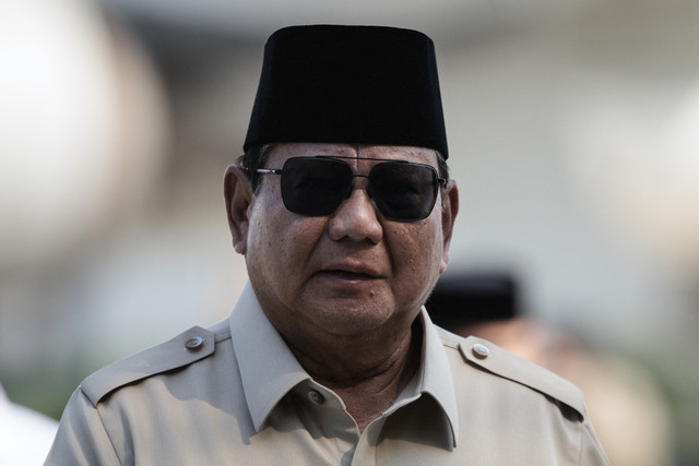 Presiden Prabowo Subianto usai tiba di Bandara Halim Perdanakusuma, Jakarta, Selasa (14/10/2025). Foto: Yasuyoshi Chiba/AFP