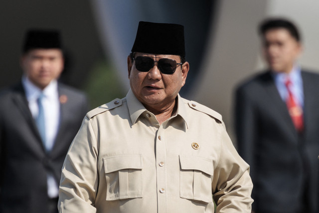 Presiden Prabowo Subianto usai tiba di Bandara Halim Perdanakusuma, Jakarta, Selasa (14/10/2025). Foto: Yasuyoshi Chiba/AFP