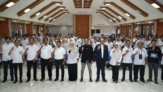 Pemerintah Kota (Pemkot) Tangerang menyelenggarakan Forum Kehumasan 2025 pada 8–9 Oktober 2025 di Aula Al-Amanah, Kantor Wali Kota Tangerang. Dalam forum ini, Okky Barus, S.Kom., M.M., M.T.I., Associate Professor Universitas Pelita Harapan (UPH), dipercaya menjadi narasumber utama dengan topik “Dari Tren ke Aksi Nyata: Strategi Implementasi AI Tepat Guna untuk Transformasi Pelayanan Publik.”