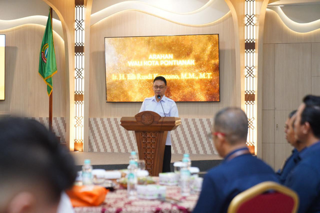 Wali Kota Pontianak memberikan sambutan dalam kegiatan Sosialisasi sensus Ekonomi 2026 di Aula Sultan Syarif Abdurrahman (SSA) Kantor Wali Kota Pontianak. Foto: Pemkot Pontianak