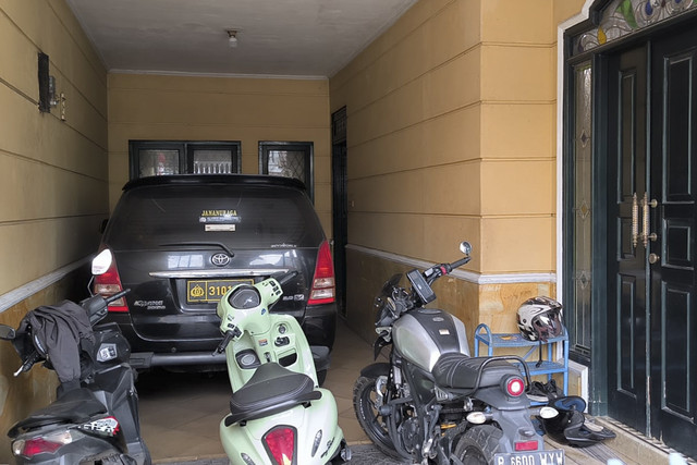 Suasana rumah diduga tempat penyekapan dan penyiksaan 3 pria di Pondok Aren, Tangsel. Foto: Dok. kumparan
