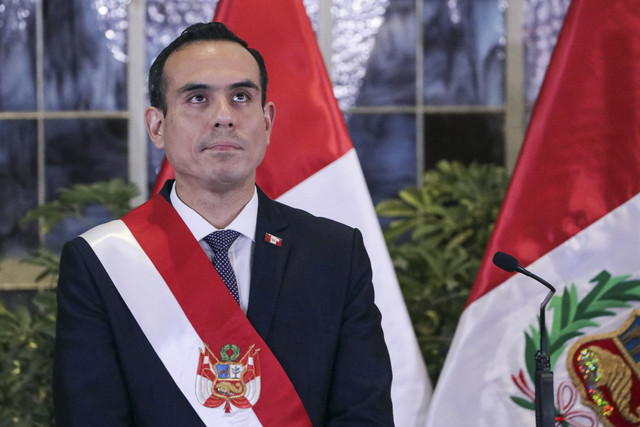 Presiden sementara Peru, Jose Jeri bersiap mengambil sumpah jabatan selama upacara pelantikan di Istana Kepresidenan di Lima, Peru, Senin (13/10/2025). Foto: CONNIE FRANCE CALDERON MARTEL/AFP