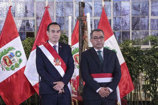 Presiden sementara Peru, Jose Jeri (kiri), berpose saat mengambil sumpah jabatan selama upacara pelantikan di Istana Kepresidenan di Lima, Peru, Senin (13/10/2025). Foto: CONNIE FRANCE CALDERON MARTEL/AFP