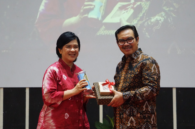 Dekan Fakultas Kedokteran UKDW, dr The Maria Meiwati Widagdo dan Wali Kota Yogyakarta, Hasto Wardoyo. Foto: Dok. Pemkot Yogya