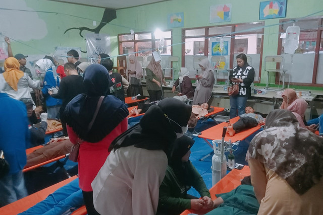 Siswa yang diduga keracunan hidangan MBG mendapatkan penanganan di posko penanganan keracunan MBG di SMPN 1 Cisarua, Kabupaten Bandung Barat, Jawa Barat, Rabu (15/10/2025). Foto: kumparan