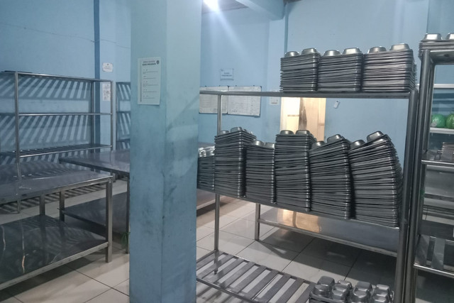 Dapur Makan Bergizi Gratis (MBG) yang diduga membuat sejumlah siswa di SMPN 1 Cisarua mengalami keracunan di Kabupaten Bandung Barat, Jawa Barat, Rabu (15/10/2025). Foto: kumparan