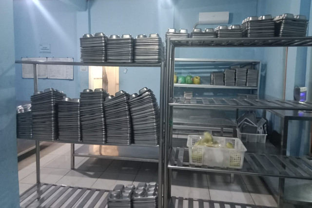 Dapur Makan Bergizi Gratis (MBG) yang diduga membuat sejumlah siswa di SMPN 1 Cisarua mengalami keracunan di Kabupaten Bandung Barat, Jawa Barat, Rabu (15/10/2025).  Foto: kumparan