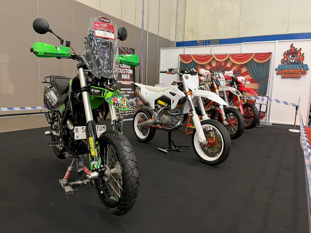 Jejeran modifikasi supermoto di Indonesia Motorcycle Show (IMOS) 2025. Foto: Alvian Yoga Yulianto/kumparan
