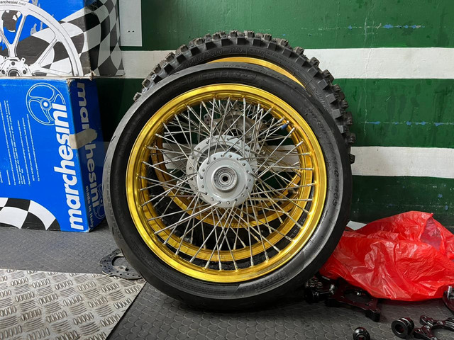 Wheel set trail (belakan) dan wheel set supermoto (depan) di bengkel Ghoib Garage, Pondok Rangon, Jakarta Timur. Foto: Alvian Yoga Yulianto/kumparan