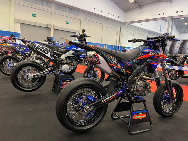 Modifikasi supermoto di Indonesia Motorcycle Show (IMOS) 2025. Foto: Alvian Yoga Yulianto/kumparan