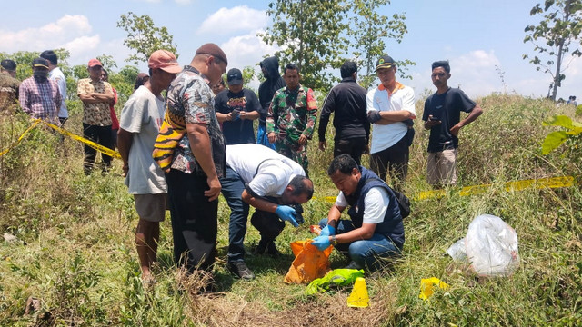 Petugas saat lakukan olah TKP di lokasi ditemukannya sesosok mayat bayi di Desa Kacangan, Kecamatan Malo, Kabupaten Bojonegoro. Rabu (15/10/2025) (Aset: Istimewa)