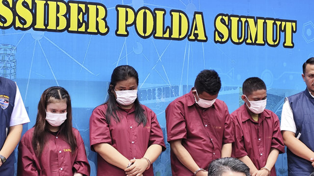 Direktorat Reserse Siber Polda Sumut tangkap 4 Pelaku kasus penipuan terhadap Rahmat Shah, Medan, Rabu (15/10/2025). Foto: Amar Marpaung/kumparan
