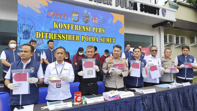 Direktorat Reserse Siber Polda Sumut tangkap 4 Pelaku kasus penipuan terhadap Rahmat Shah, Medan, Rabu (15/10/2025). Foto: Amar Marpaung/kumparan