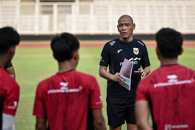 Pelatih Timnas Indonesia U-17 Nova Arianto memberikan arahan kepada anak asuhnya saat sesi latihan di Stadion Madya, Kompleks GBK, Senayan, Jakarta, Rabu (15/10/2025). Foto: Fauzan/ANTARA FOTO