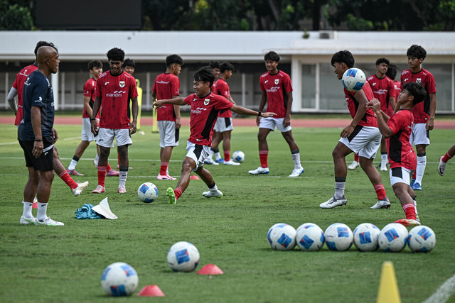 Sejumlah pesepak bola Timnas Indonesia U-17 mengikuti sesi latihan di Stadion Madya, Kompleks GBK, Senayan, Jakarta, Rabu (15/10/2025). Foto: Fauzan/ANTARA FOTO