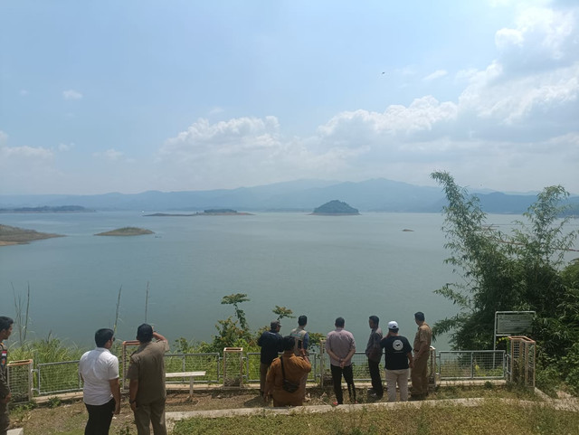 Sejumlah perangkat Kecamatan Jatigede, bersama Dompet Dhuafa dan perwakilan Fikom UNPAD menilik mesin pompa yang digunakan untuk menyalurkan air ke penampungan sebelum akhirnya ke rumah warga. Kualitas air waduk yang jauh dari layak konsumsi berdampak pada kesehatan warga Jatigede.