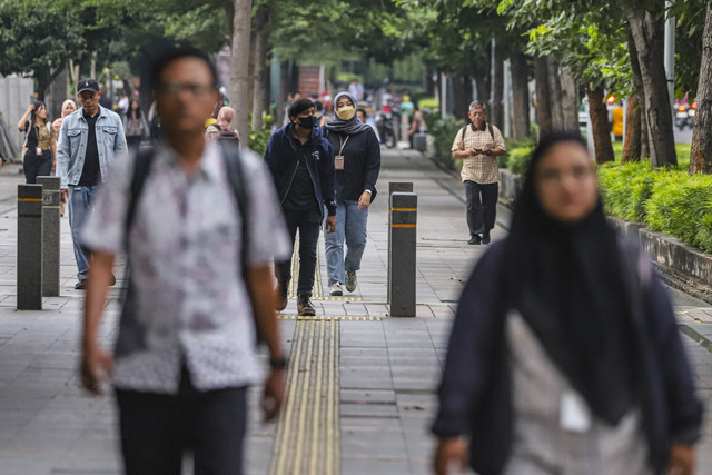 Pekerja melintasi pedestrian saat jam pulang kerja di kawasan Jalan Jenderal Sudirman, Jakarta, Jumat (10/10/2025). Foto: Darryl Ramadhan/kumparan