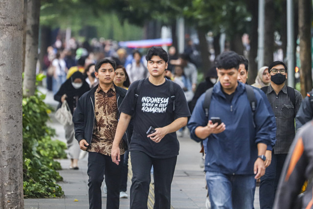 Pekerja melintasi pedestrian saat jam pulang kerja di kawasan Jalan Jenderal Sudirman, Jakarta, Jumat (10/10/2025). Foto: Darryl Ramadhan/kumparan