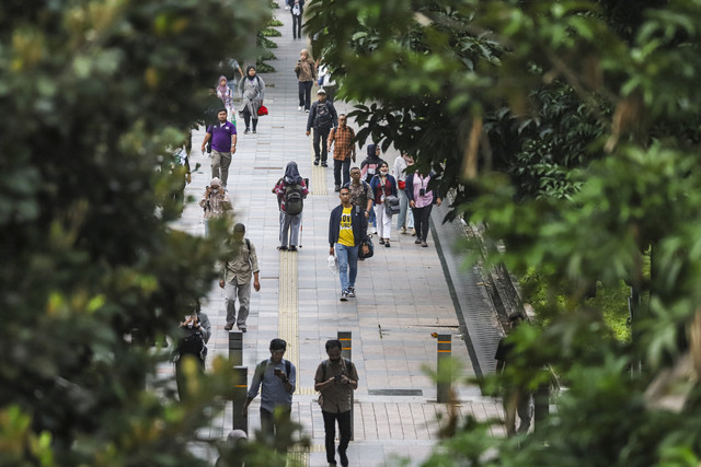 Pekerja melintasi pedestrian saat jam pulang kerja di kawasan Jalan Jenderal Sudirman, Jakarta, Jumat (10/10/2025). Foto: Darryl Ramadhan/kumparan